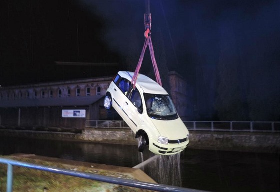 Hasii vyproovali osobní auto z náhonu eky Jizery v elezném Brod....