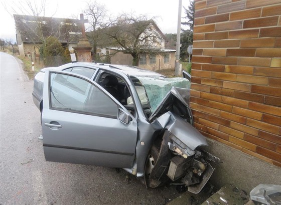 Řidič zemřel po nárazu do jednoho z domů v Křižanově na Náchodsku (2.2.2016).