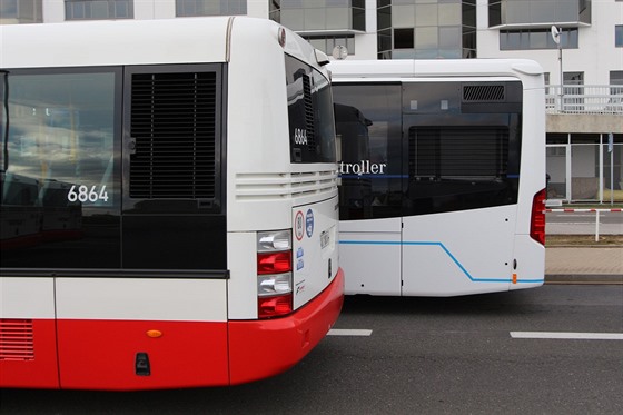 Podívejte se, jak obří autobus místo lidí vozí sudy s vodou - iDNES.cz