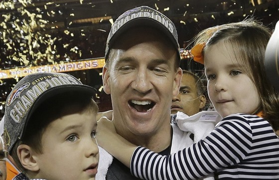 Peyton Manning si uívá radosti se synem Marshallem a dcerou Mosley.