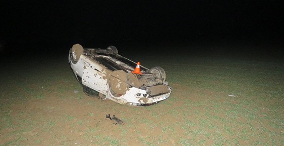 Auto mladého řidiče skončilo na Přerovsku po nehodě převrácené na poli. Podle...