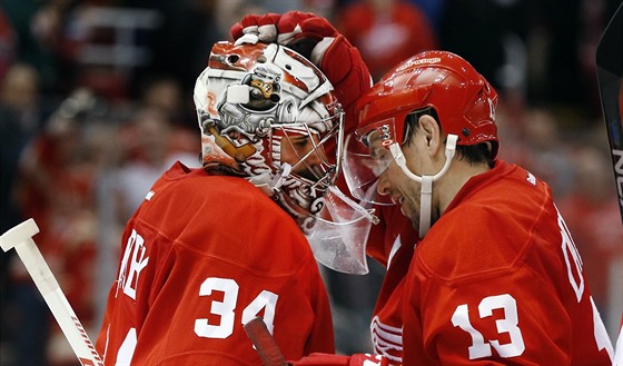 Petr Mrázek (vlevo) a Pavel Dacjuk slaví výhru Detroitu.