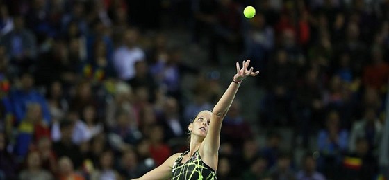 Karolína Plíková podává proti Simon Halepové v duelu 1. kola Fed Cupu.