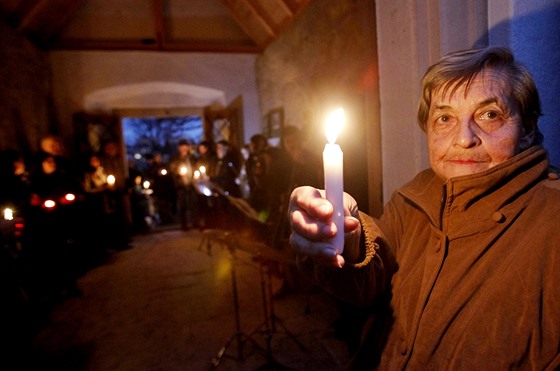 Obnovenou židovskou márnici v Boskovicích v pondělí rozzářily svíčky.