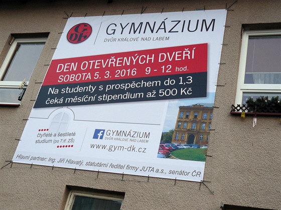 Královédvorské gymnázium vyvsilo svj billboard v Hostinném, co se nelíbí...