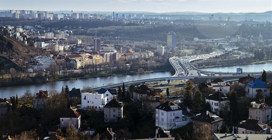 Pohled ze vahova. Braník rozdlila Jiní spojka.