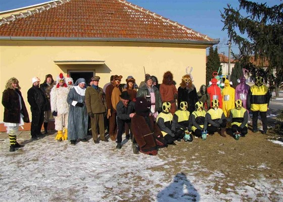 Hasiči z Mouřínova každoročně organizují v obci ostatky. Se starostou se jim...