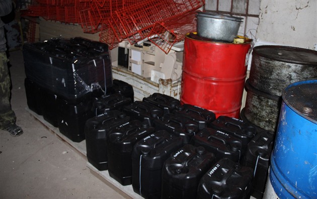 ást nelegálního skladu s minerálními oleji u Fulneku na Novojiínsku. (2....