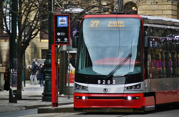 Tramvaj íslo 27 na zastávce Staromstská.