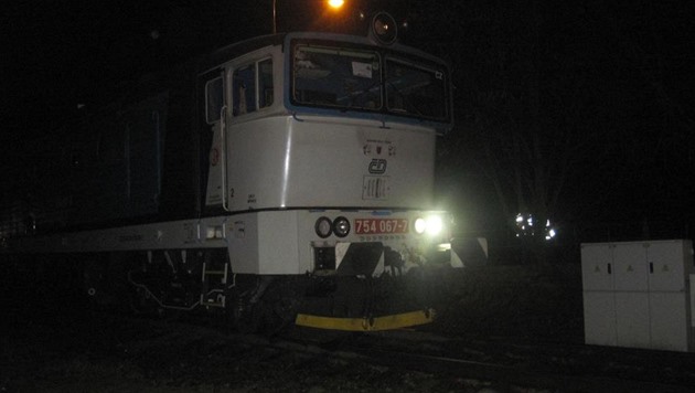Spěšný vlak v noci srazil v Chomutově chodce, který nehodu nepřežil