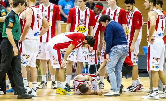 Basketbalista Špaček dostal za úder pěstí po odvolání trest na 4 duely -  iDNES.cz