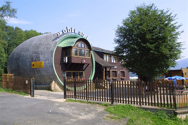 K Ob�ímu sudu byl p�istav�n dal�í objekt, v n�m� je restaurace spolu s...