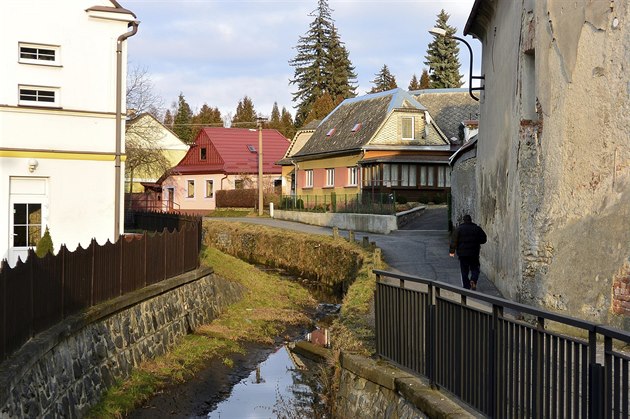 Regulace �eky Svitavy kon�í ve �kolní ulici. Dál proti proudu koryto na úpravu...