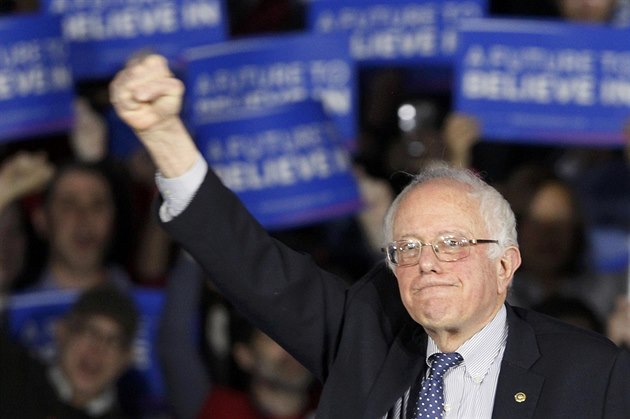 Kandidát demokrat� Bernie Sanders na mítinku v Iow� (2. února 2016).