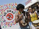 Brazilci uspoádali kvli viru karneval. Na plakátech stálo Vypadni, ziko!....