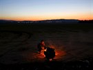 Afghántí uprchlíci si hejí u ohn na ecko-makedonské hranici (30. ledna 2016)