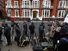 Brittí novinái ped ekvádorskou ambasádou v Londýn, kde se skrýval Julian...