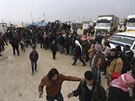 U syrsko-tureckého hraniního pechodu Bab al-Salam dorazily tisíce Syan,...