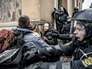 Policisté pacifikují demonstranty bhem sobotních protest v Kodani (6. února...