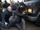 Nizozemtí policisté v civilu zasahují na demonstraci odprc islámu v...