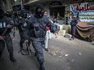 Egyptská policie kontroluje ulice Káhiry. Reim ped pátým výroím svrení...