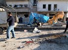 Následky bombardování v ulicích Aleppa (9. února 2016)