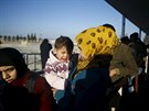 Syrtí uprchlíci na hraniním pechodu Oncupinar u tureckého msta Kilis (9....
