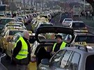 Taxikái blokují praskou magistrálu