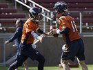 Peyton Manning (vpravo) a Brock Osweiler z Denver Broncos pi tréninku.