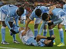 BOLESTIVÁ OSLAVA. Sergio Agüero sice vstelil první gól Manchesteru City proti...
