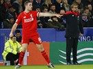 KAPITÁN A TRENÉR. Jordan Henderson a Jürgen Klopp z Liverpoolu bhem zápasu na...