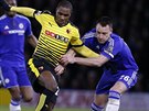 Odion Ighalo v dresu Watfordu uniká kapitánovi Chelsea Johnu Terrymu.