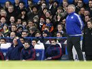 SOUBOJ HOLANAN. Trenér Chelsea Guus Hiddink sleduje vývoj zápasu s...