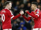 UITEL A ÁK. Wayne Rooney gratuluje Jessemu Lingardovi, který proti Chelsea...