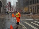 V New Yorku se zřítil jeřáb na rušnou ulici (5. února 2016)