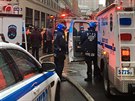 Při pádu jeřábu v centru New Yorku v pátek zahynul nejméně jeden člověk (5....