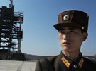 Severokorejský voják pózuje ped raketou typu Unha-3.