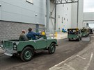 Zamstnanci Land Roveru mli v rámci ukonení výroby defenderu monost vidt a...