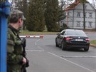 Krom dodávky Vojenské policie na kbelské letit v Praze ve stedu ped 13....