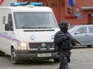 Policejní dodávka s Alí Fajádem opoutí vznici v Praze na Pankráci. (4. února...