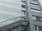 Kamera na bytovém domě v Bajkonurské ulici na Jižním Městě v Praze.