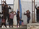 Dti si hrají v uprchlickém táboe u turecko-syrského hraniního pechodu Bab...