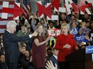 Kandidátka demokrat Hillary Clintonová s manelem Billem a dcerou Chelsea na...