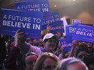 Píznivci demokrata Bernieho Sanderse na mítinku v Des Moines v Iow (2. února...