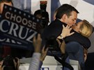 Republikánský kandidát Ted Cruz líbá manelku Heidi po vítzství v primárkách v...