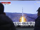 Lidé v Soulu sledují simulaci vyputní severokorejské rakety (2. února 2016).