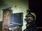 V Karviné hasii museli automobilovou ploinou evakuovat z hoícího domu pt...