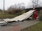 Snímek z nehody nákladní soupravy Iveco pod elezniním mostem v ulici Novosady...