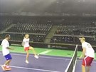 Petra Kvitová, Bára Strýcová (mimo zábr) a trenéi hrají ped tréninkem...