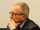 Senátor Jan Veleba u okresního soudu ve áe nad Sázavou.